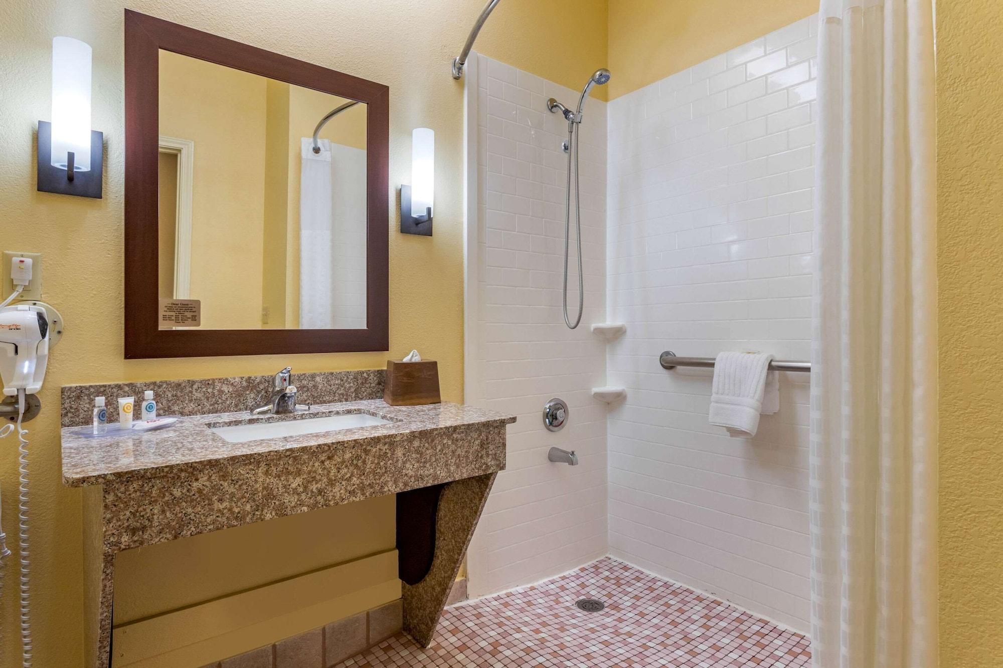 Hotel Comfort - Near The Galleria 3*